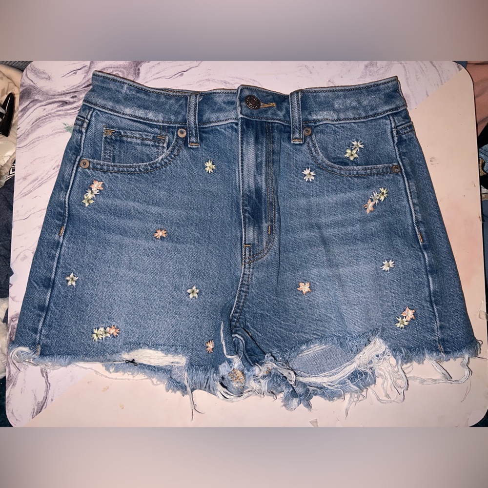 American Eagle Mom Short flowers